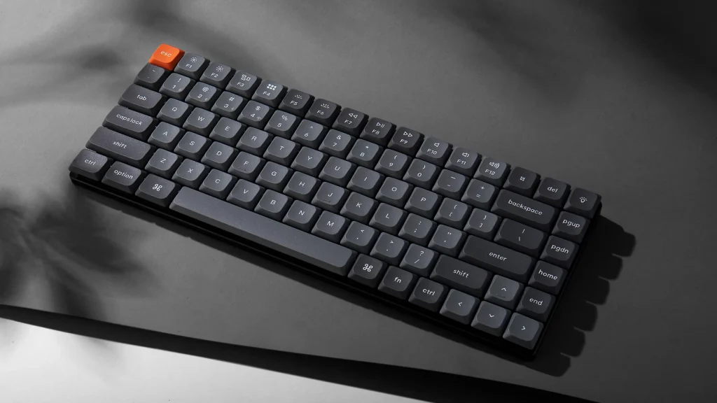 MacとWindowsの二刀流デスクに置かれたKeychron K3 MAXメカニカルキーボード。ロープロファイルの薄型ボディと落ち着いたデザインが特徴。
